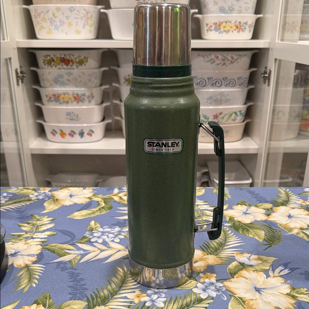 Stanley Classic Green Thermos - Picture 1 of 7